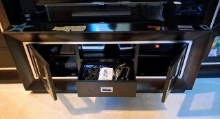 Mueble TV madera wengué con adorno plateado