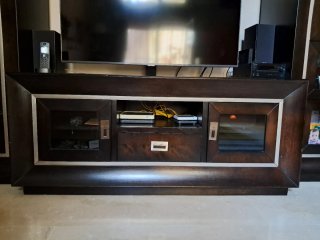 Mueble TV madera wengué con adorno plateado