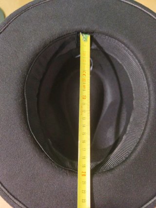 Sombrero Negro con Adorno Dorado