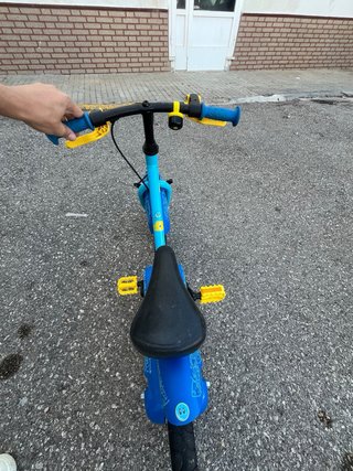 Bicicleta infantil azul con peces