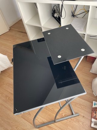 Scrivania in vetro nero con piattaforma