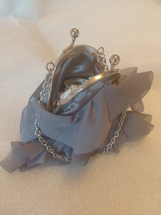 Bolso de fiesta gris con cadena plateada