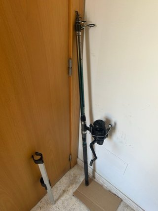 Caña de pescar con carrete y piqueta