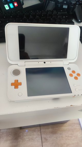 Nintendo 2DS XL para repuestos no enciende.