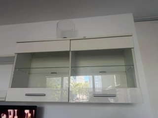Mueble de cocina blanco y cristal