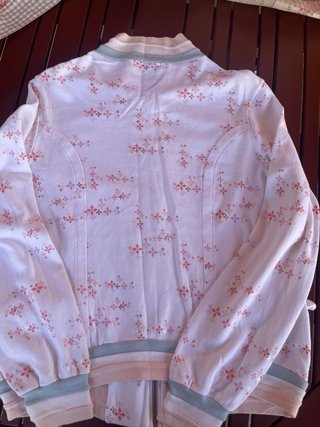 Rebeca Custo floral blanca y rosa