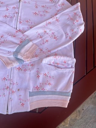 Rebeca Custo floral blanca y rosa