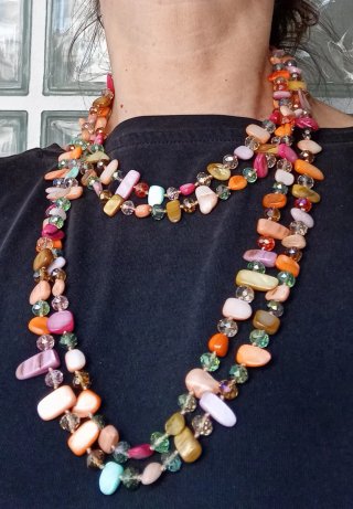 Collar de cristal multicolor, muy versátil