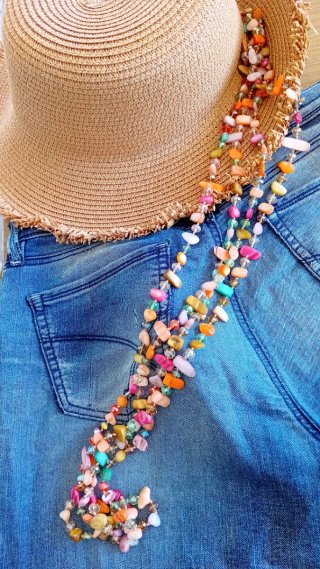 Collar de cristal multicolor, muy versátil