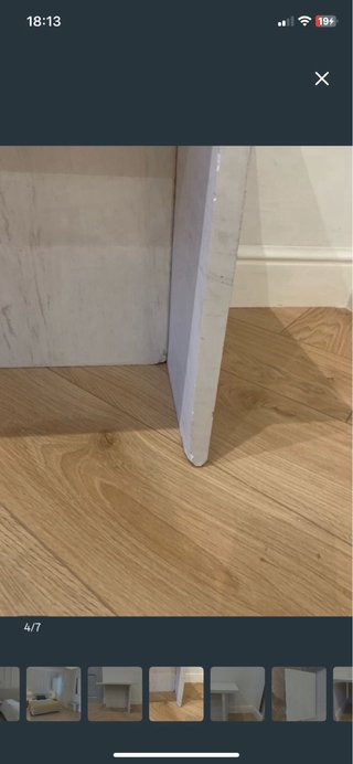 Tavolo ausiliario in pietra calcarea opaca, beige e bianco