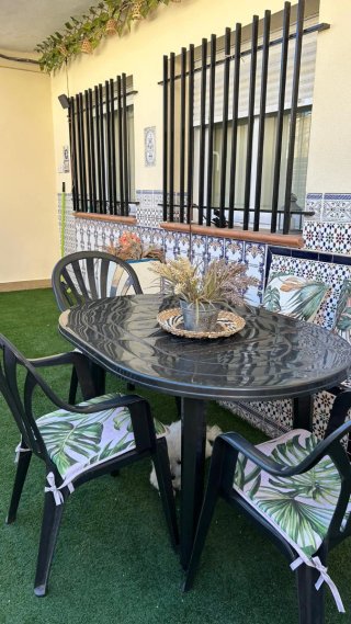 Mesa de jardín de resina con 3 sillas y cojines