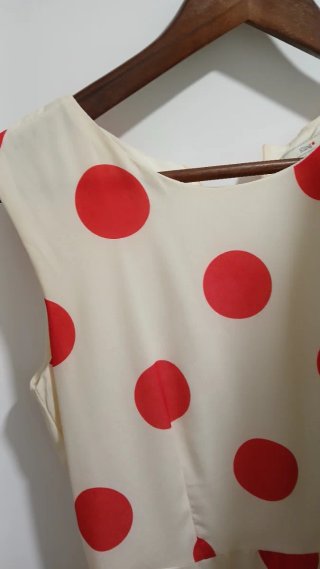 Vestido Kling lunares beige y rojo.