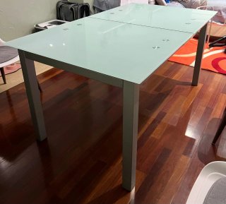 Mesa de comedor de cristal y metal