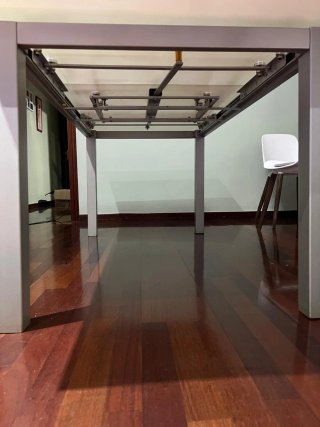 Mesa de comedor de cristal y metal