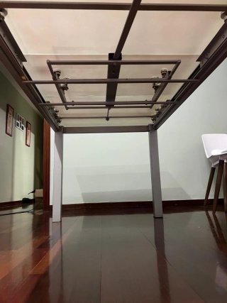 Mesa de comedor de cristal y metal