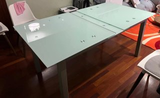 Mesa de comedor de cristal y metal