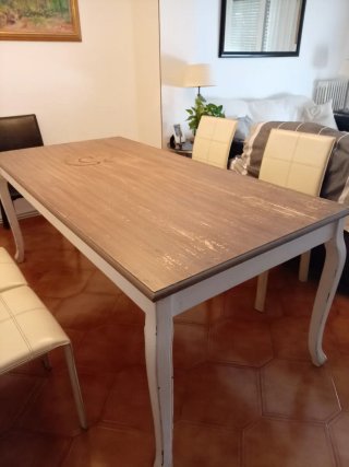 Mesa de comedor de madera