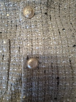 Chaqueta tipo Chanel gris y plateada