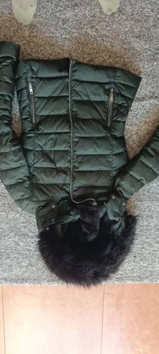 Cazadora anorac plumas verde. Capucha desmontable.