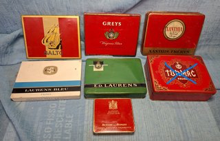 Scatole di latta vuote per sigarette vintage