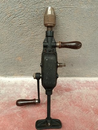 Taladro manual de carpintero antiguo