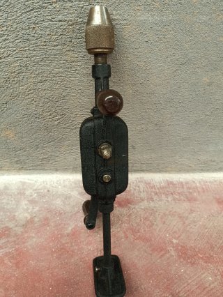 Taladro manual de carpintero antiguo