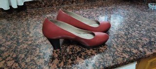 Zapatos de tacón rojos corte salón
