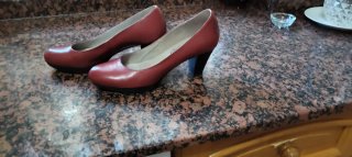 Zapatos de tacón rojos corte salón