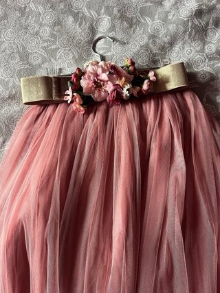 Falda midi tul rosa con cinturón de flores