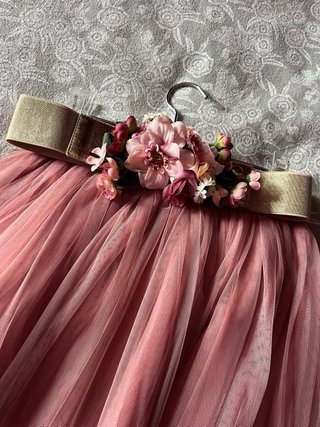 Falda midi tul rosa con cinturón de flores