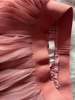 Falda midi tul rosa con cinturón de flores