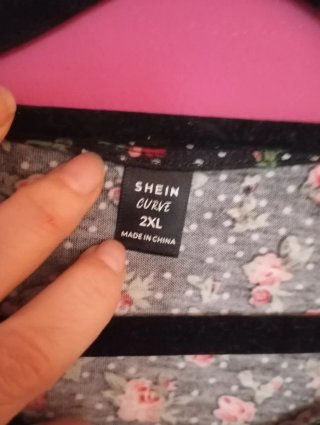 Camiseta floral hombro descubierto