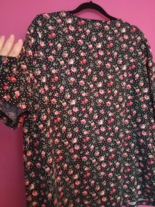 Camiseta floral hombro descubierto