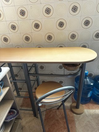 Tavolo da cucina in legno alto con due sgabelli