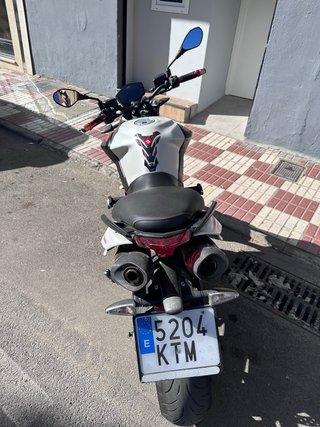 Aprilia Shiver 900 Roja y Blanca