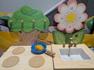 Cocinita de madera con accesorios