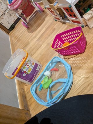 Cocinita de madera con accesorios
