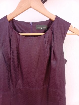 Elegante blusa de Adolfo Domínguez burdeos