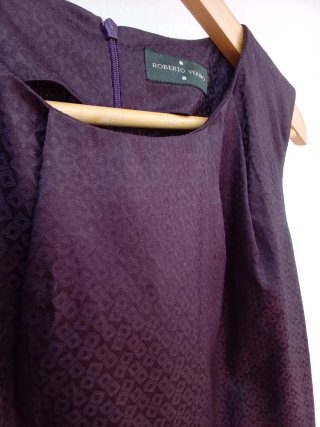 Elegante blusa de Adolfo Domínguez burdeos