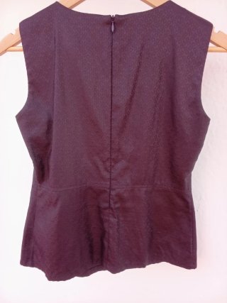 Elegante blusa de Adolfo Domínguez burdeos