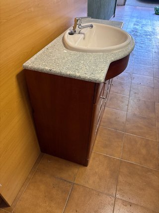 Mueble de baño madera con lavabo y encimera