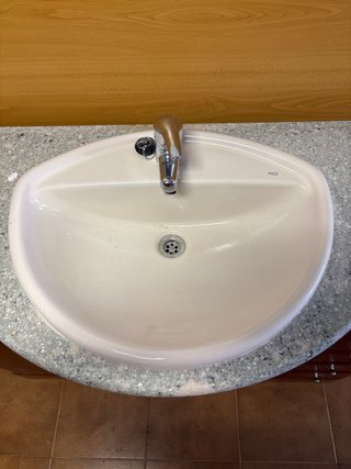 Mueble de baño madera con lavabo y encimera