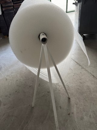 Rollo de papel burbuja con soporte