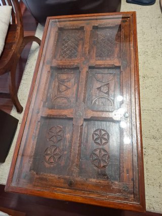 TAVOLO CENTRO IN LEGNO MASSELLO CON COPERCHIO IN CRISTALLO