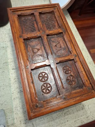 TAVOLO CENTRO IN LEGNO MASSELLO CON COPERCHIO IN CRISTALLO
