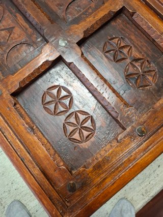 TAVOLO CENTRO IN LEGNO MASSELLO CON COPERCHIO IN CRISTALLO