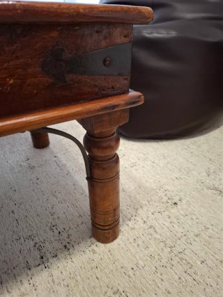 TAVOLO CENTRO IN LEGNO MASSELLO CON COPERCHIO IN CRISTALLO