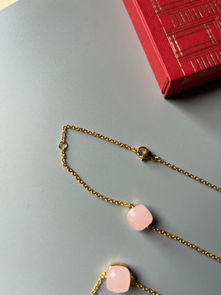 Collana lunga con cristalli effetto quarzo rosa