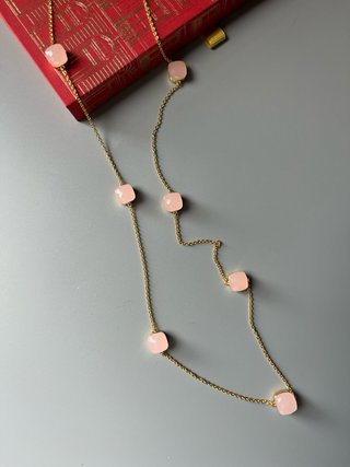Collana lunga con cristalli effetto quarzo rosa
