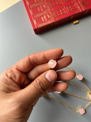Collana lunga con cristalli effetto quarzo rosa
